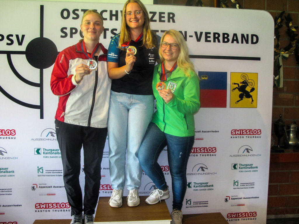 OSPSV Einzelmeisterschaft G50m 3-stellung
V,l,n,r: Nadja Kübler Dettighofen Silber); Franziska Stark Gossau (Gold); Martina Kaiser Grabs (Bronce)